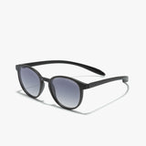 Seitliche Perspektive  Lupus Sonnenbrille von Hypreader in Schwarz mit biegsamen Brillenbügel und grauem Verlaufsglas.