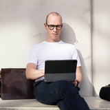 Lifestyle-Foto mit Mann, der die schwarze Hypreader Orion Blaulichtfilterbrille im Sonnenlicht trägt – stilvoller Schutz bei digitaler Arbeit im Freien.