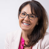 Dame mit pinkes Bluse und weißem Sakko trägt Hypreader Blaulichtfilterbrille Pyxis petrol