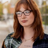 Junge Frau mit Pyxis in braun mit roten Haaren trägt Hypreader Brille