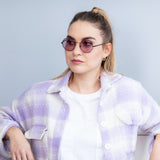 Lifestyle-Bild mit Hypreader Sonnenbrille Aquila in Schwarz und Lila – Frau mit weißen shirt und lila karierter Jacke trägt die Brille bei Tageslicht