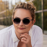 Frau trägt Hypreader Sonnenbrille Taurus Gunmetal Sun mit Verlaufsgläsern – Seitenansicht im Business-Look