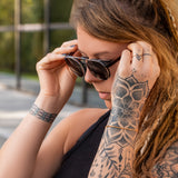 Hypreader Taurus Gunmetal Sonnenbrillenaufsatz mit Clip-on-Mechanismus in Seitenansicht mit grauen Gläsern