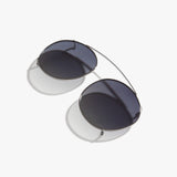 Hypreader Taurus Gunmetal Clip Sonnenbrillenaufsatz mit dunklen grauen Gläsern in Nahaufnahme auf weißem Hintergrund