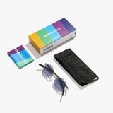 Sonnenbrille Taurus Gunmetal Sun von Hypreader mit Zubehör: Brillenetui, Mikrofaserputztuch und bunter Verpackung – Komplettset auf weißem Hintergrund.