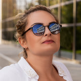 Frau mit blonder Hochsteckfrisur trägt Hypreader Sonnenbrille Taurus Havanna braun Sun mit blauen Verlaufsgläsern – urbaner Look in der Sonne