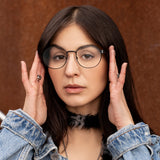 Junge Frau mit Hypreader Taurus schwarz Lesebrille – schwarze runde Front mit havannafarbenen Bügeln im natürlichen Look.