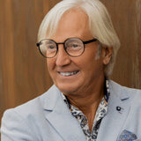 Älterer Mann mit weißem Haar trägt Hypreader Lesebrille Taurus schwarz – runde schwarze Fassung mit havannafarbenen Bügeln.