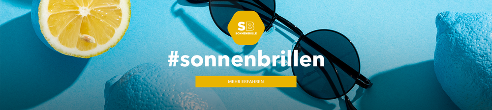 Die Sonnenbrille Vela von Hypreader in klassischem Schwarz liegt auf einem sommerlich blauen Hintergrund. Daneben befinden sich Zitronenhälften und ein gelbes Symbol mit der Aufschrift „SB Sonnenbrille