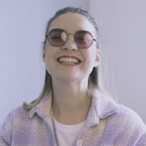 Video für Hypreader Aquila Lesesonnenbrille oder als Sonnenbrille getragen von einer jungen Frau die lacht