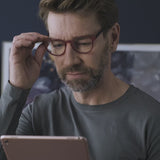 Video zu Anleitung wie man sich die langen Bügel der Brille um den Hals hängen kann