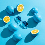 Hypreader Aquila Metallsonnebrille in blau  im Stilfotografie abgebildet zwischen Zitronen die blau sind