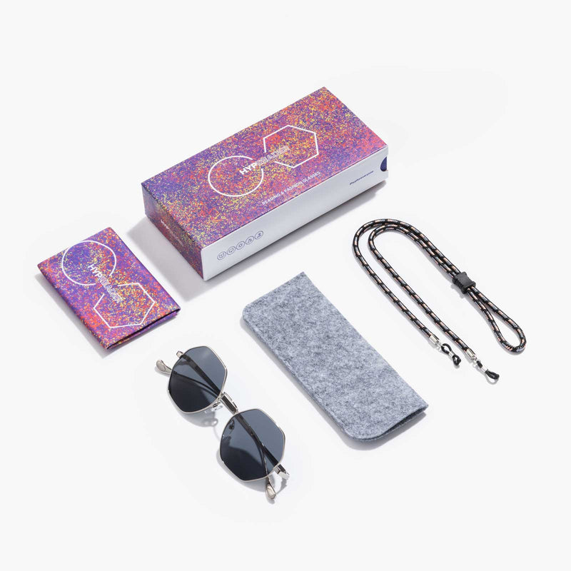 Lieferumfang der Hypreader Aquila Sonnenbrille: Brille, Etui, Brillenband und Mikrofasertuch – modernes Zubehör in stilvoller Box
