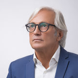 Hypreader Brille Aries in Schwarz getragen von älterem Mann im Anzug – Studioaufnahme