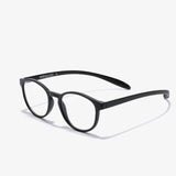 Die seitlich aufgenommene Aries Brille in elegantem Schwarz zeigt das leichte, matte Finish der Fassung und die geschwungene Linienführung des Designs.