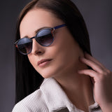 Frau mit Hypreader Sonnenbrille Aries Blau – eleganter Auftritt mit transparent-blauem Rahmen und UV-Schutzgläsern