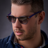 Mann mit Hypreader Sonnenbrille Aries in Blau – sportlich-eleganter Look mit runden Verlaufsgläsern
