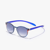 Hypreader Aries Sonnenbrille blau – schräg fotografiert mit farblich abgestimmten Gläsern und Rahmen in Blau-Transparent