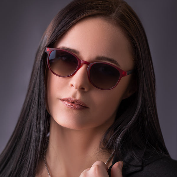 Die runde Form der Aries Rot passt sich perfekt an verschiedene Gesichtsformen an – hier getragen von einem weiblichen Model mit dunklem Haar.