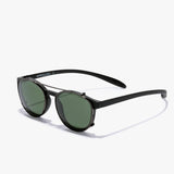 Die Hypreader Aries Sunclip Sonnenbrille kombiniert das schwarze Grundgestell mit einem abnehmbaren Clip in klassischem Grün. Die praktische Clip-on-Lösung bietet flexible Anwendung bei voller Sonnenlicht-Filterung. Ideal für Menschen, die rasch zwischen Brille und Sonnenbrille wechseln möchten.