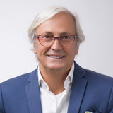 Mann mit blauem Sakki trägt Pyxis in rit von Hypreader, Studiofoto