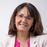 Hypreader Pyxis rote Blaulicht Brille getragen von einer Dame mit braunem Haar