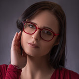 Frau mit dunklem Haar trägt die rote Hypreader Brille Orion mit Blaulichtfilter – modernes Modelbild für stilvolle Bildschirmarbeit