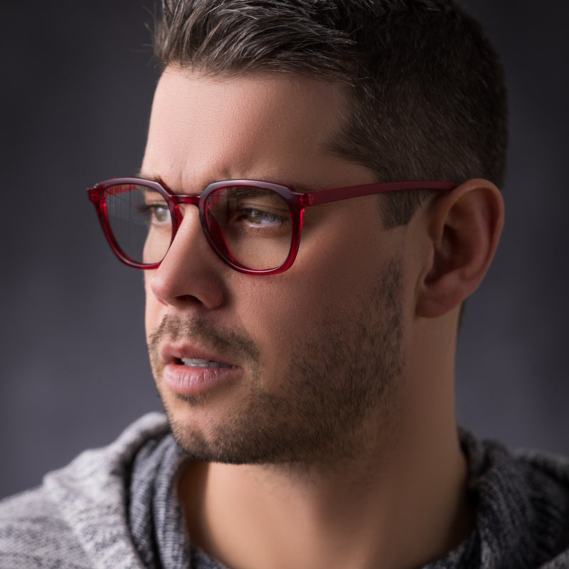 Mann mit Bart und grauem Hoodie trägt die Hypreader Brille Orion in Rot – stilvolles Modelbild mit Fokus auf Blaulichtfilterfunktion für Männer
