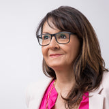 Hypreader Leo Schwarz – Frau mit langen, dunklen Haaren trägt die Brille Leo Schwarz im Alltag