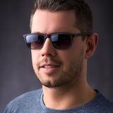 Studioaufnahme mit einem Mann, der die Hypreader Leo Sonnenbrille in Blau trägt – modernes Accessoire mit stilvollem Look.