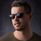 Herr mit Leo Sonnenbrille von Hypreader in Braun – im Studio fotografiert, zeigt die elegante Form mit braunem Verlaufsglas und eckigem Rahmen.