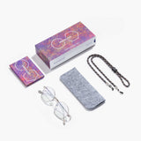 Das komplette Set zur Libra Brille in Silber/Glas umfasst die Brille, ein farbiges Putztuch, ein graues Filzetui, ein schwarz-weißes Brillenband sowie die farbenfrohe Hypreader-Verpackung.