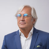 Eleganter älterer Mann mit silberner Hypreader Libra Brille und klaren Gläsern mit Blaulichilter, trägt blauen Anzug und weißes Hemd – stilvolles Modelbild für Business-Look und Bildschirmarbeit

