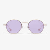 Hypreader Sonnenbrille Libra mit zartem goldfarbenem Gestell und lila Gläsern in achteckiger Form, gerade von vorne aufgenommen.
