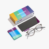 Hypreader Lesebrille Modell Orion in Grau Transparent mit Zubehör: Etui, Putztuch und Verpackung.