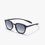 Detailfoto der Hypreader Orion Sonnenbrille in Schwarz auf weißem Hintergrund – klassisches Accessoire mit schlichter Eleganz.