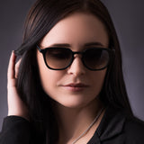 Stilvolles Modelbild mit Frau in schwarzer Hypreader Orion Sonnenbrille – dunkle Verlaufsgläser treffen auf klare Formensprache.