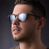 Modellbild mit Mann in Hypreader Orion Sonnenbrille Schwarz mit silber verspiegelt getönten Gläsern – starker Auftritt in der Sonne.