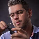 Hypreader Phoenix graue Blaulichtfilterbrille getragen von einem Mann – ideal für stilbewusste Bildschirmarbeiter oder für die Arbeit im Büro.