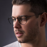 Der männliche Träger zeigt die Phoenix Blaulichtfilterbrille in Schwarz der seitlichen Ansicht. Das Design wirkt gleichzeitig seriös und modisch – ideal für Homeoffice, Beruf und Freizeit.