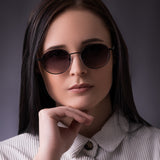 Frau mit schwarzer Hypreader Sonnenbrille Phoenix mit runden Gläsern und dunklem Farbverlauf – modernes, elegantes Styling.
