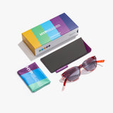 Das Bild zeigt die Hypreader Pyxis Sonnenbrille in Rot mit dem zugehörigen Zubehör: farbiges Etui, hochwertiges Mikrofasertuch und bunte Box – alles im Hypreader Signature-Look.