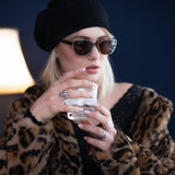 Der Hypreader Pyxis Sunclip in Braun bietet optimalen Blendschutz mit braun getönten Gläsern und goldfarbenem Clipgestell. Der Clip ist speziell für das Modell Pyxis entworfen und lässt sich schnell auf- und absetzen – ideal für sonnige Tage im Freien.