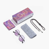 Produktcollage der Hypreader Sonnenbrille Aquila Schwarz und Lila  Gläser mit Zubehör – Etui, Brillenband, Putztuch und Box im bunten Design auf weißem Untergrund