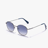 Hypreader Sonnenbrille Modell Phoenix grau mit runden Gläsern und zartem Metallrahmen, graublau verlaufendes Glas und dunkelblauen Bügelenden – modische Unisex-Brille mit Farbverlauf für sonnige Tage.