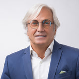 Mann mit weißen Haaren trägt die schwarze Hypreader Vela Brille mit klaren Gläsern, passend zu seinem eleganten blauen Anzug.
