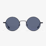 Frontalansicht der Hypreader Sonnenbrille Vela in Schwarz mit runden Gläsern – klassische Symmetrie für einen starken Look.