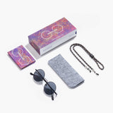 Lieferumfang der Hypreader Sonnenbrille Vela Schwarz/Grau mit Etui, Brillenband, Putztuch und bunter Box – nachhaltig und durchdacht verpackt.